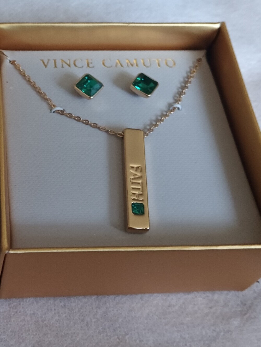 VINCE CAMUTO BOXED EMERALD & GOLD PENDANT AND STUD SET
